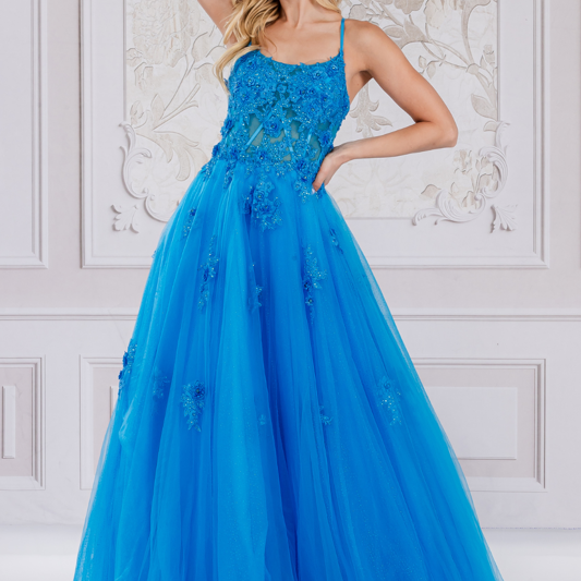 Vestido sin mangas con apliques de encaje de Amelia Couture 7035