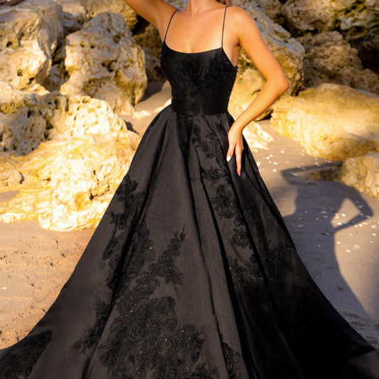 Vestido de fiesta sin mangas bordado de Amelia Couture SU074