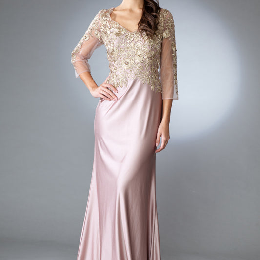 Vestido de manga 3/4 con apliques florales de Amelia Couture 7039