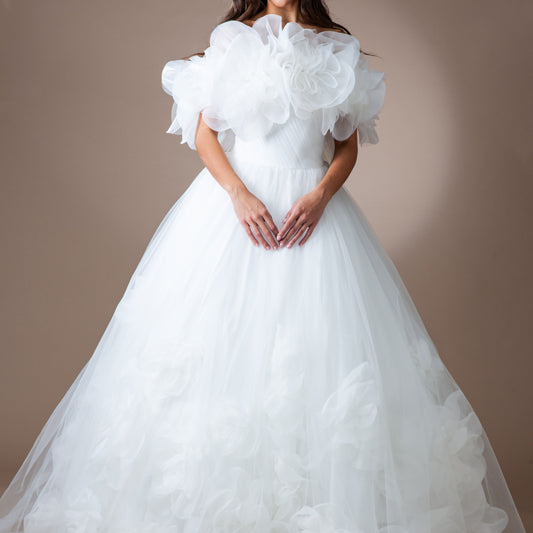 Vestido de baile con volantes de organza floral 3D de Amelia Couture SU079