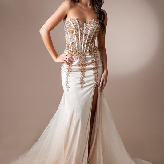 Vestido de fiesta ajustado con aberturas sin tirantes y cuentas de Amelia Couture 7051