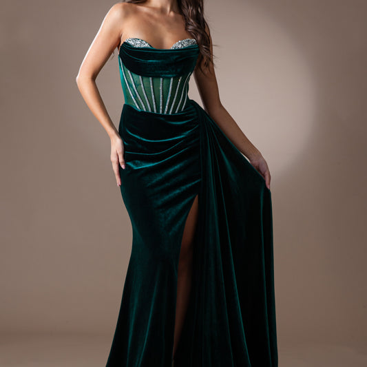 Vestido de fiesta de terciopelo con aberturas y sin tirantes de Amelia Couture 5051