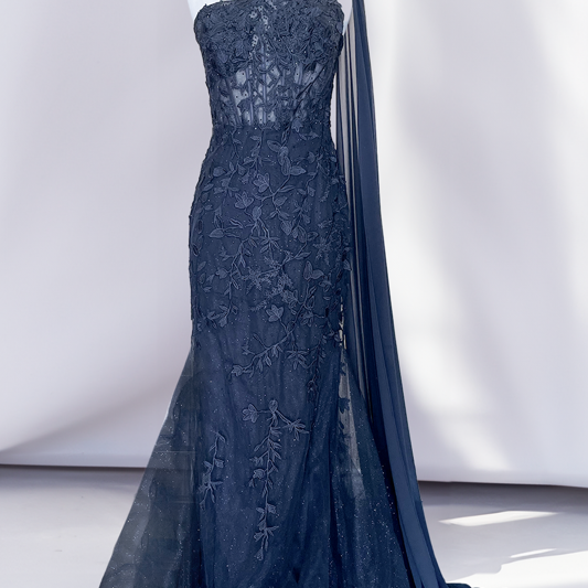 Vestido de noche con capa y apliques de Amelia Couture 7048