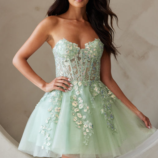 Vestido corto con aplicación y corte en A sin tirantes de Amelia Couture BZ9024S