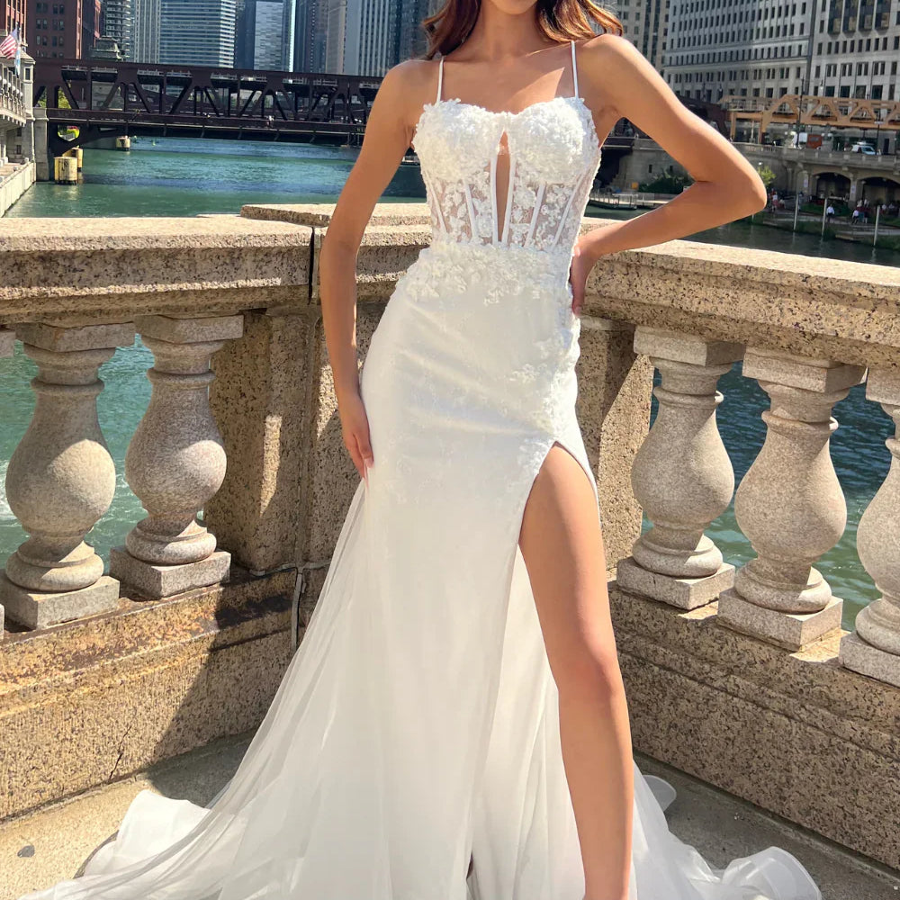 Vestido de corte sin mangas con apliques de Amelia Couture 7064