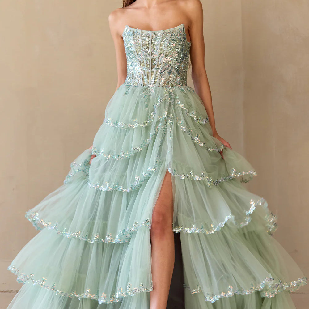 Vestido de corte A con capas y sin tirantes de Amelia Couture 4033