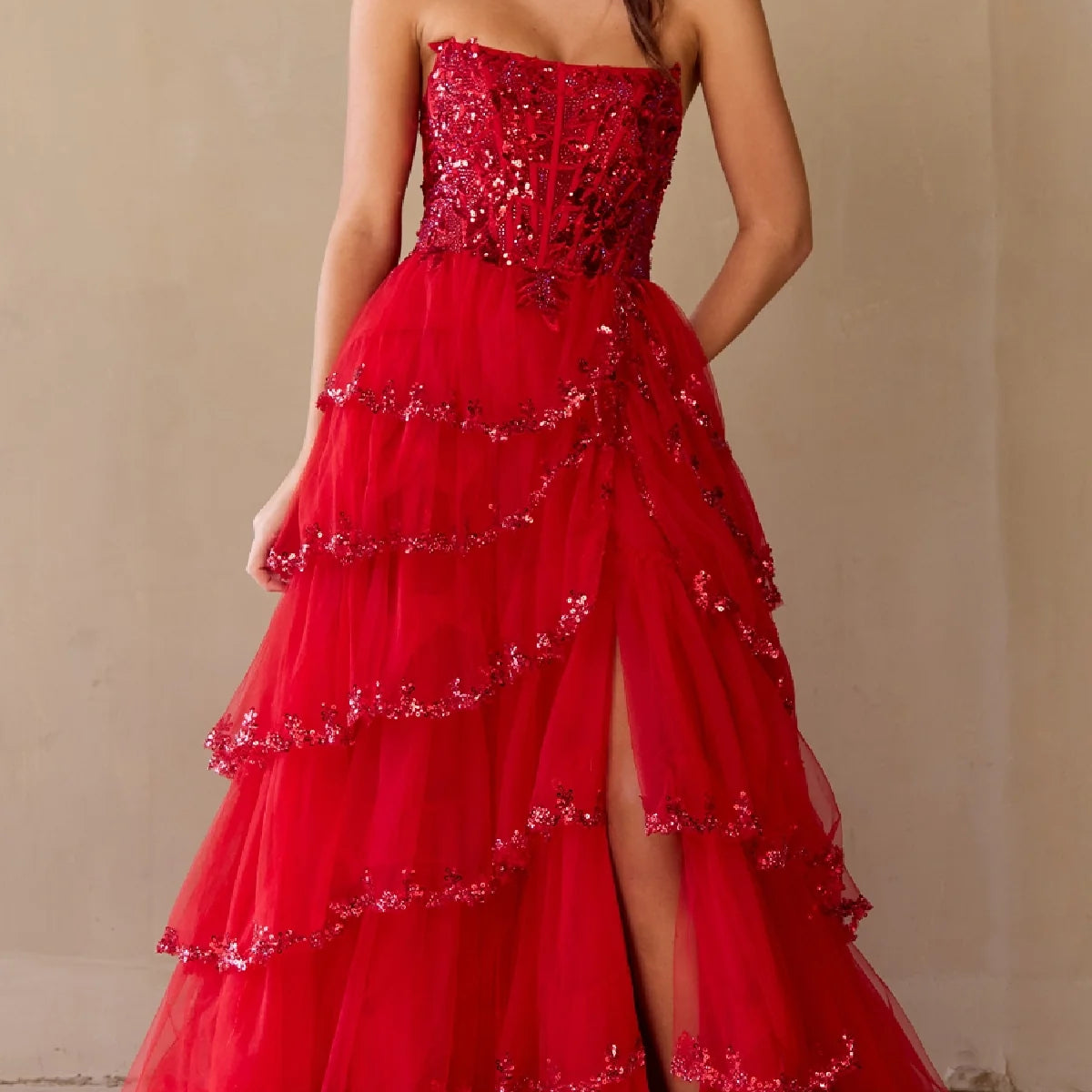 Vestido de corte A con capas y sin tirantes de Amelia Couture 4033