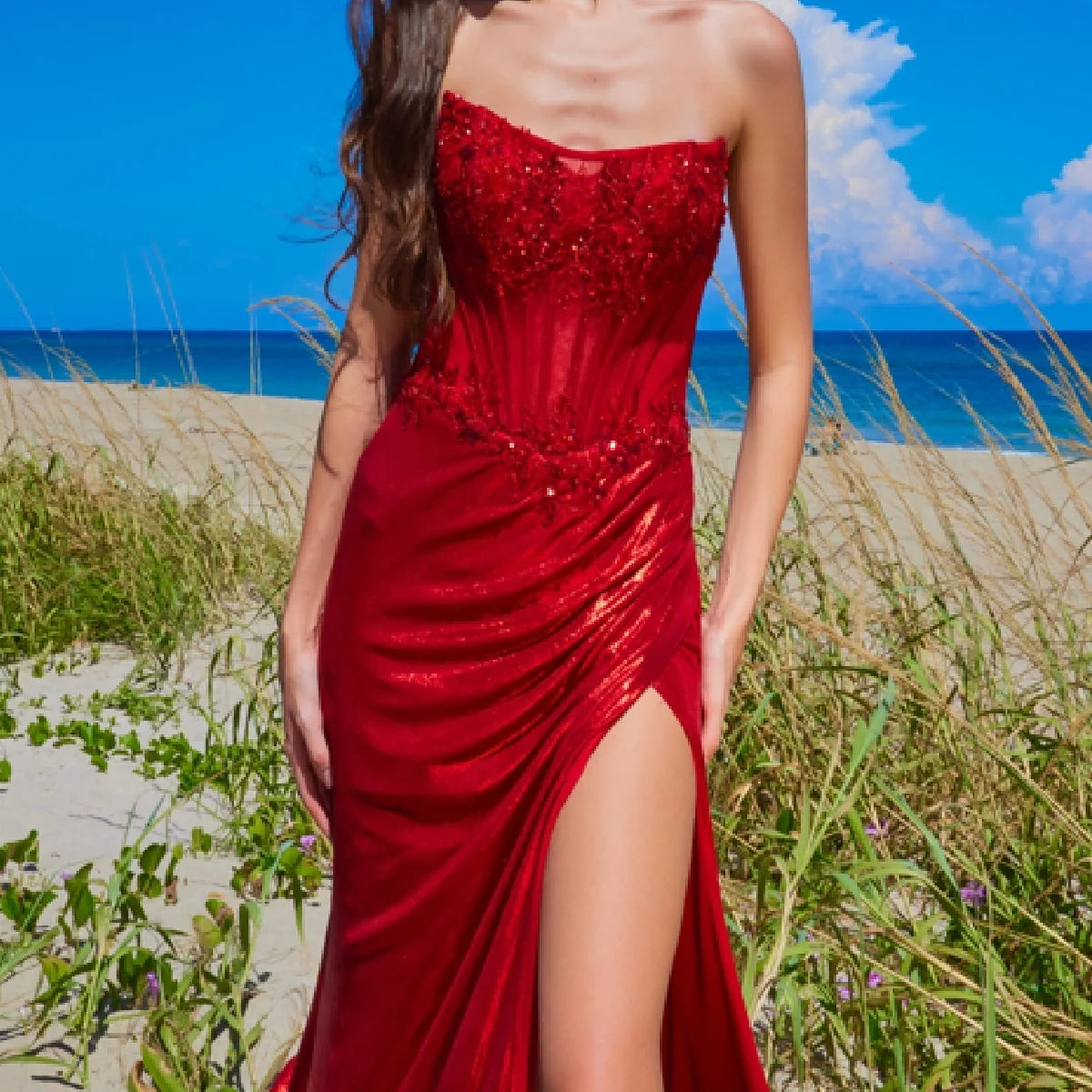 Vestido con abertura y sin tirantes de raso con apliques de Amelia Couture 9055