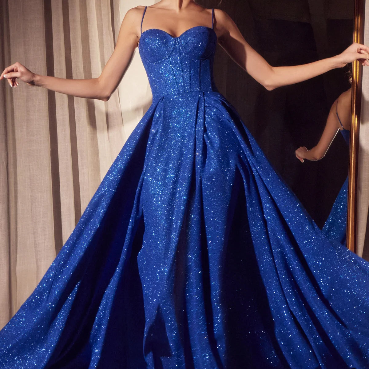 Vestido en línea A sin mangas con brillo y abertura de Ladivine T706