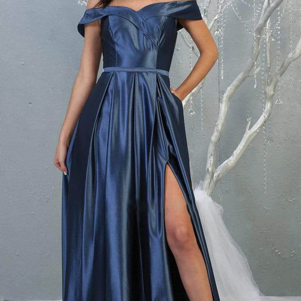 Vestido metálico de hombros descubiertos con sobrepelliz y gran abertura MQ1781