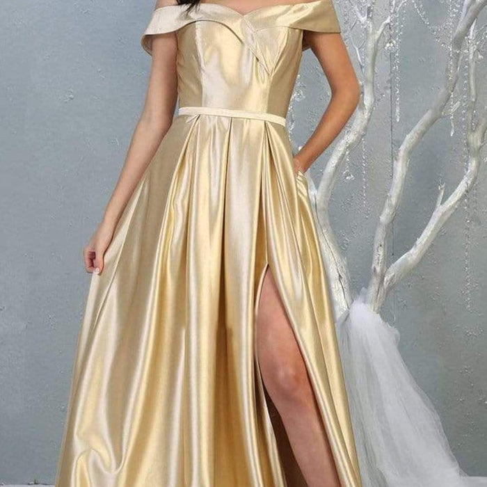 Vestido metálico de hombros descubiertos con sobrepelliz y gran abertura MQ1781