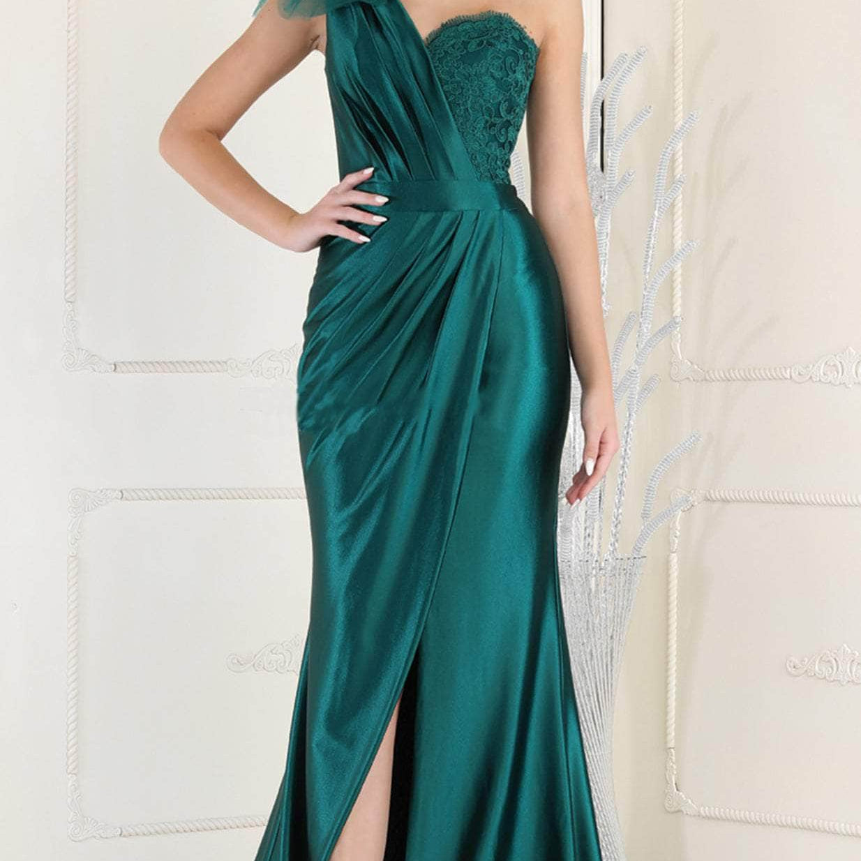 Vestido de noche con tirantes asimétricos RQ7962