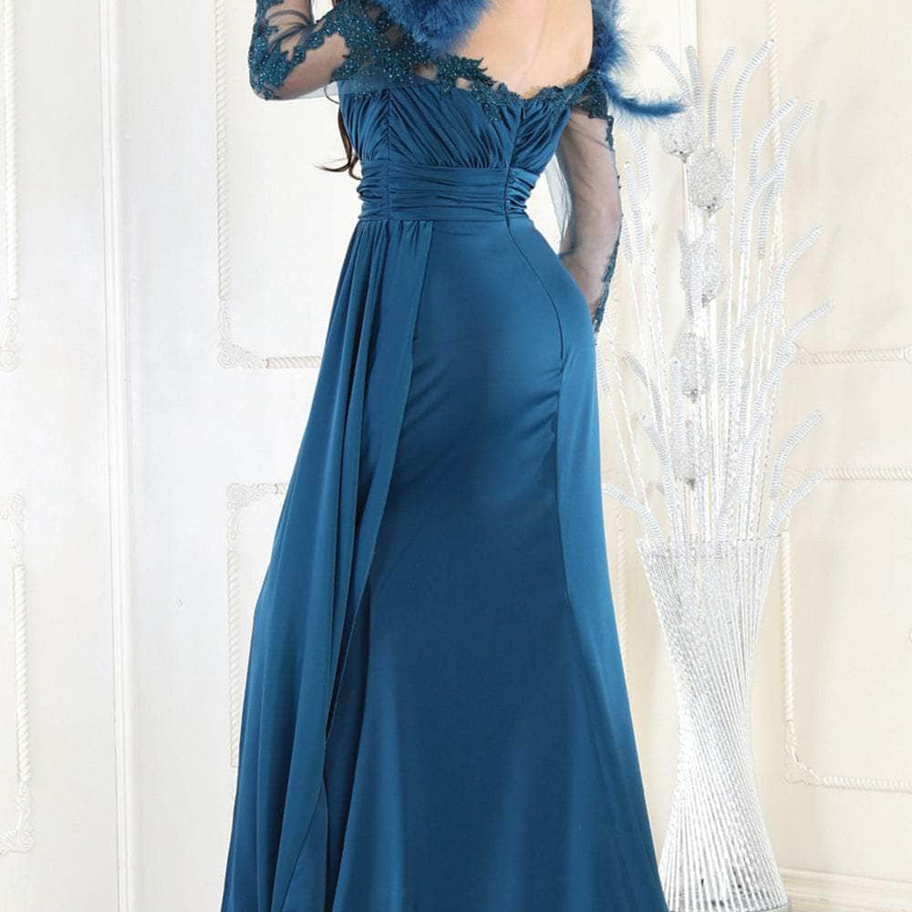 Vestido de noche con hombros descubiertos y detalle de plumas RQ8002