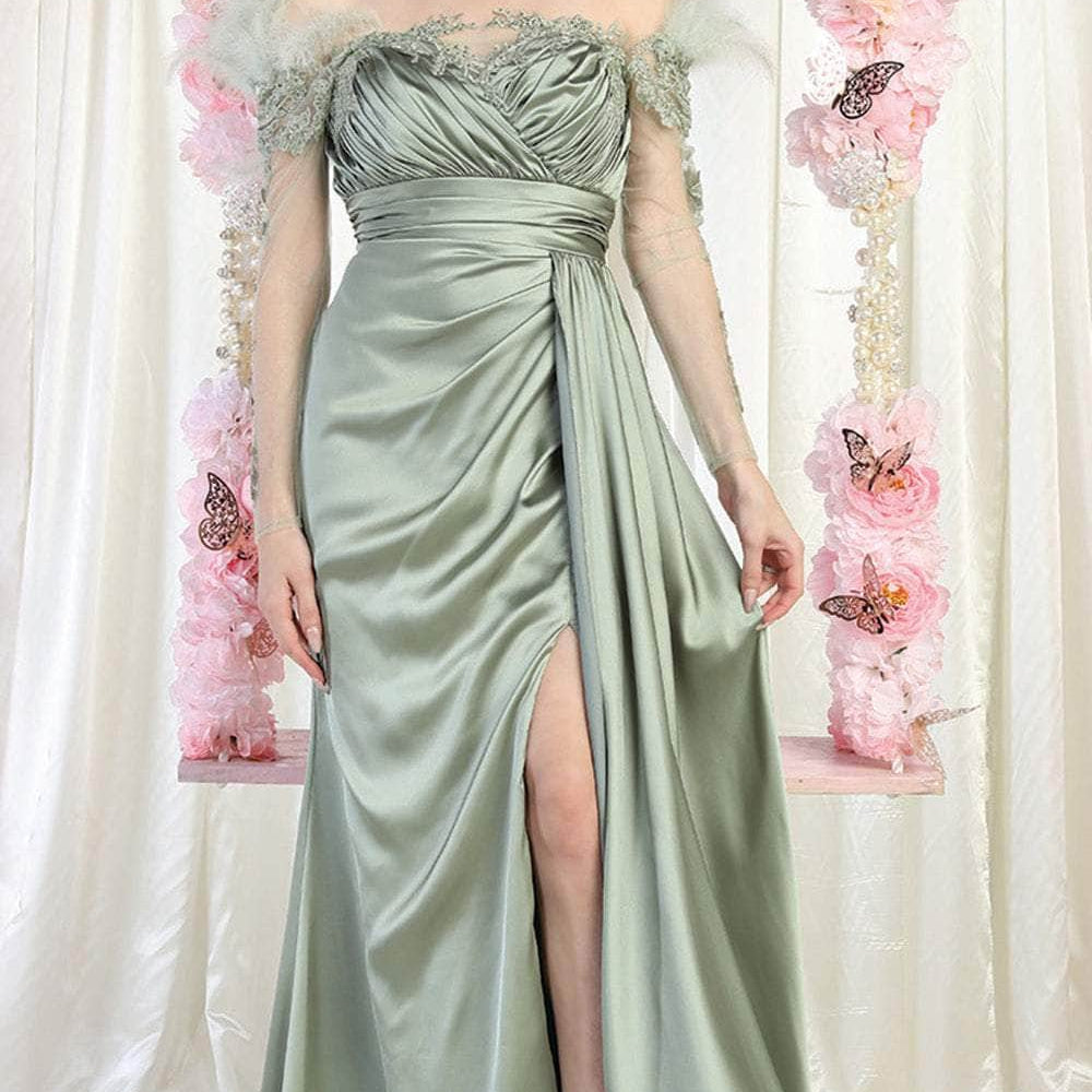 Vestido de noche con hombros descubiertos y detalle de plumas RQ8002