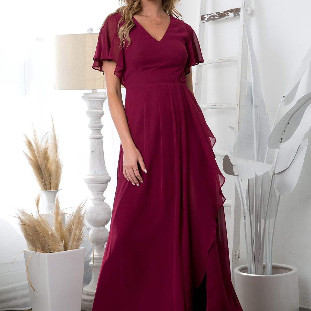 Vestido de gasa con escote en pico y manga alada, detalles de volantes, abertura frontal y bolsillos EVA 3442