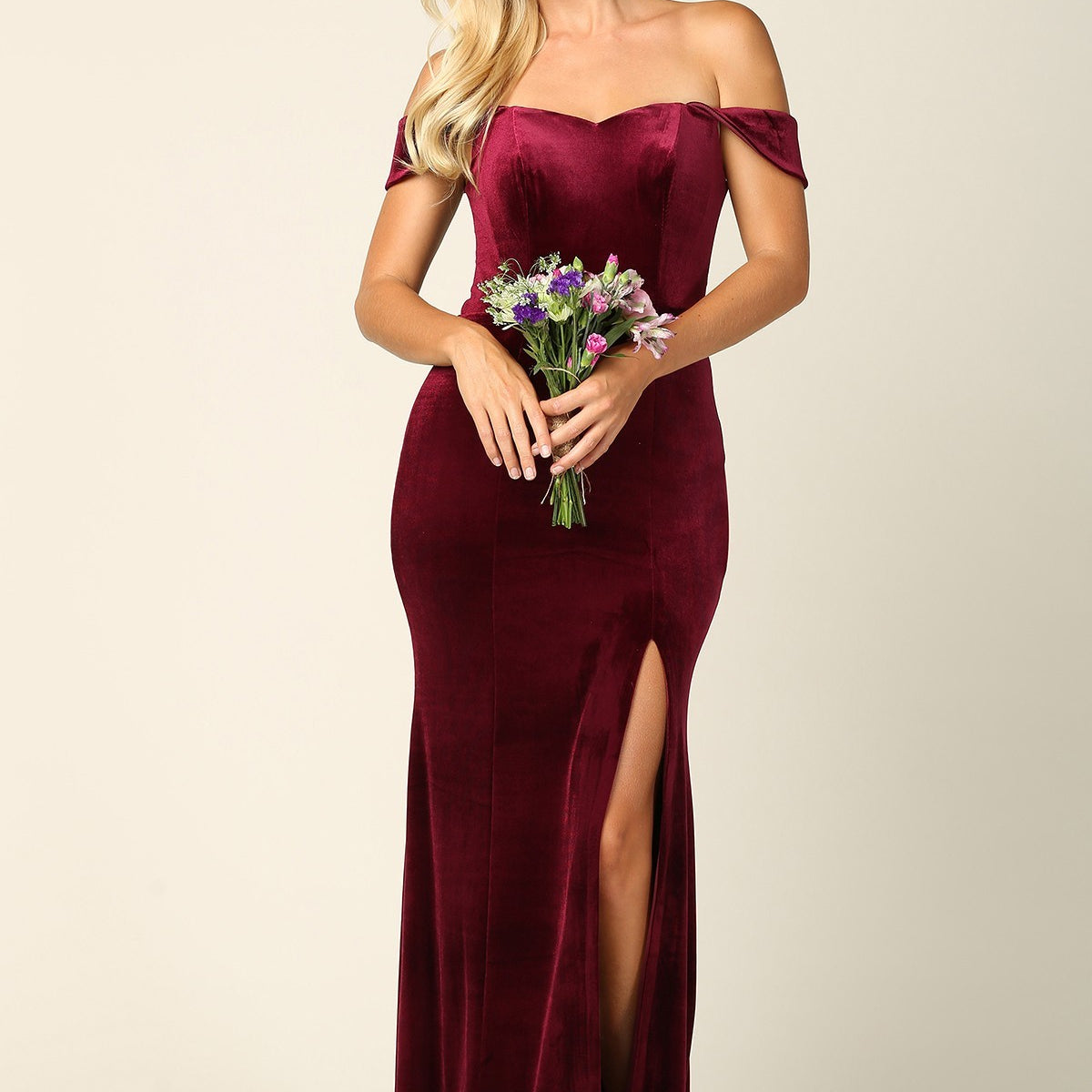 Vestido de terciopelo con hombros descubiertos y abertura frontal EVA 3430