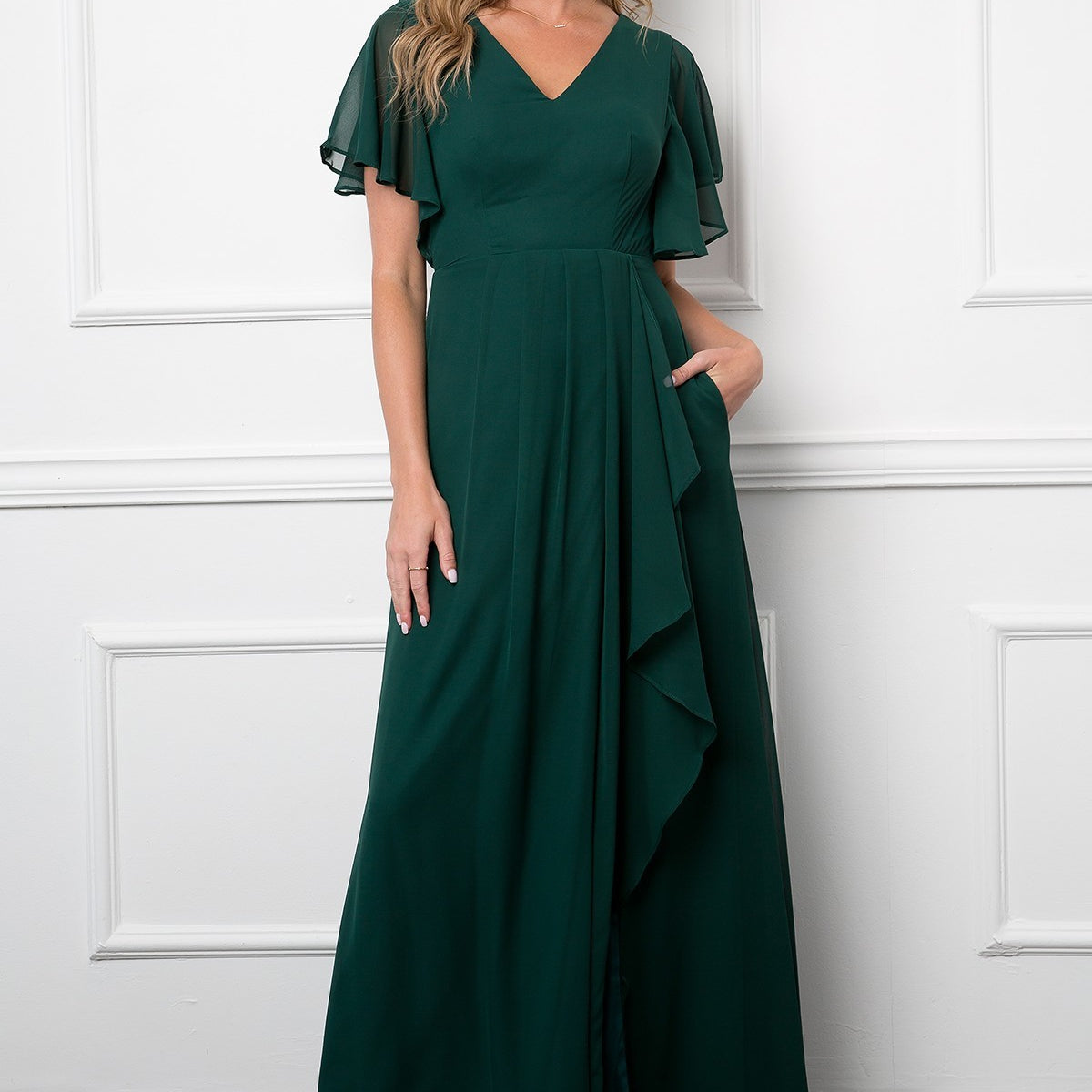 Vestido de gasa con escote en pico y manga alada, detalles de volantes, abertura frontal y bolsillos EVA 3442