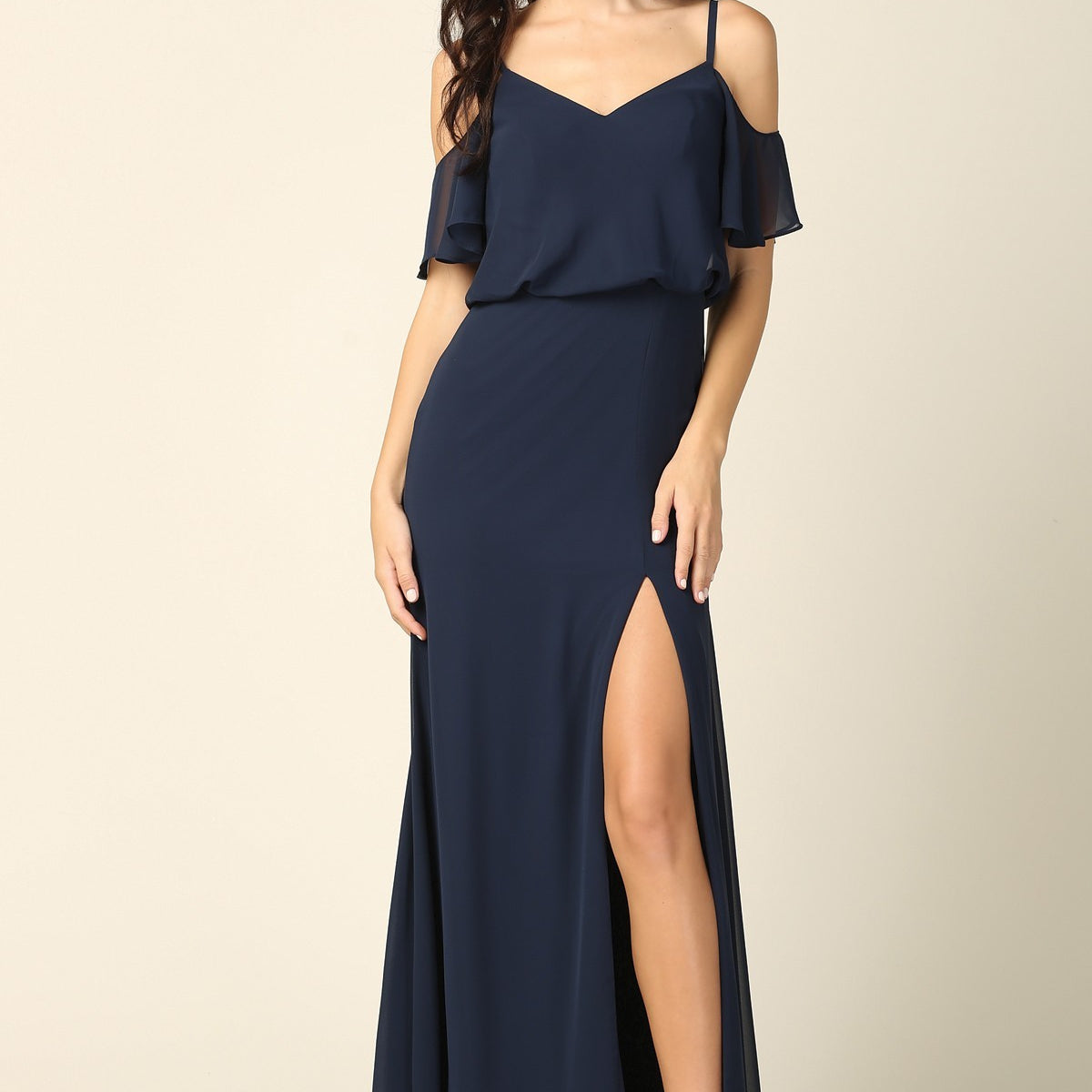 Vestido columna de gasa con corpiño blusón, mangas frías con volantes en los hombros y abertura frontal EVA 3333