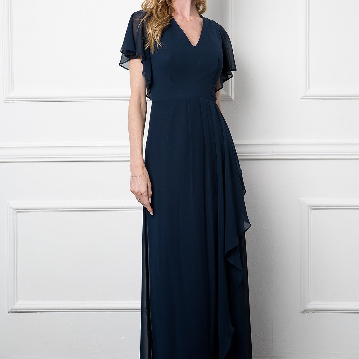 Vestido de gasa con escote en pico y manga alada, detalles de volantes, abertura frontal y bolsillos EVA 3442