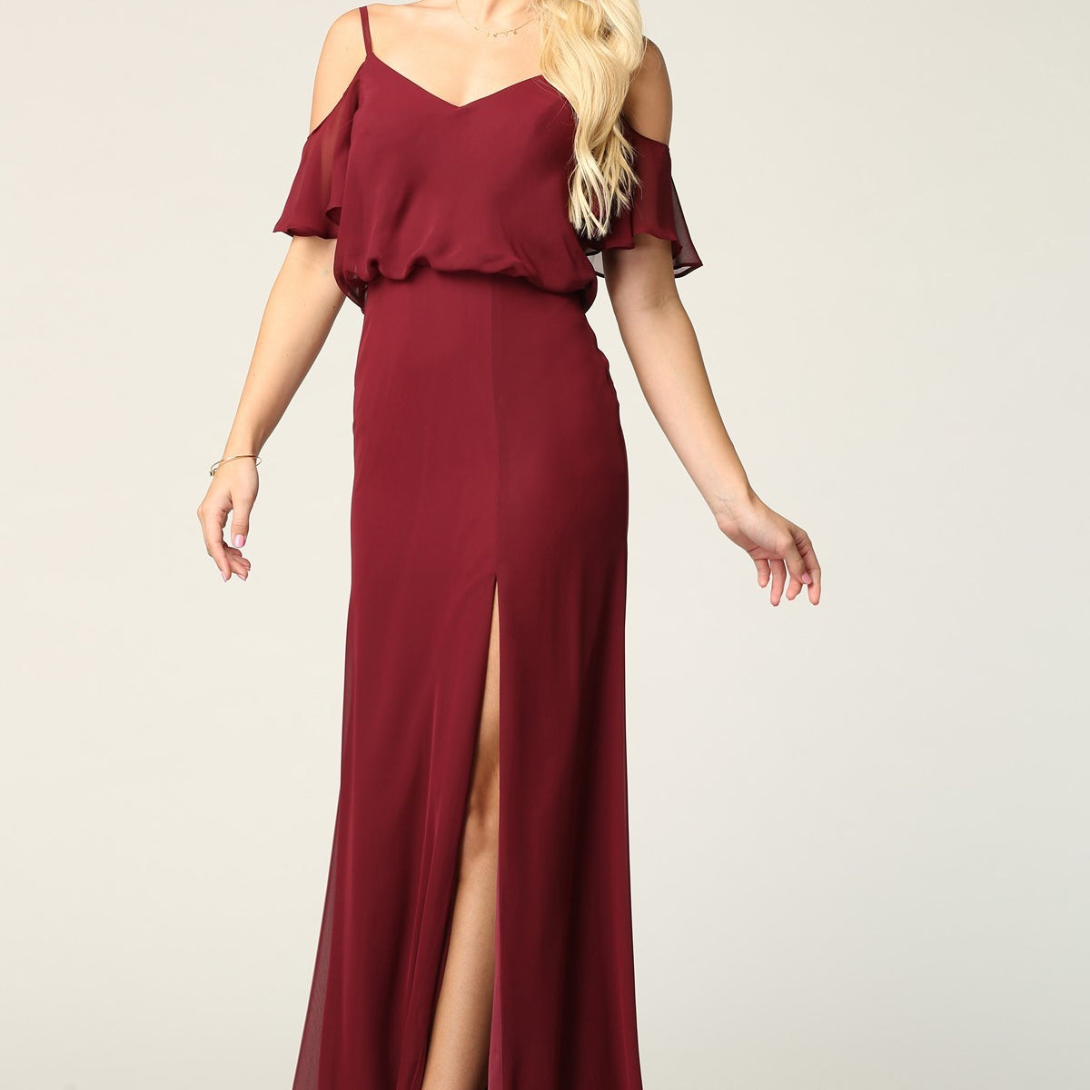 Vestido columna de gasa con corpiño blusón, mangas frías con volantes en los hombros y abertura frontal EVA 3333