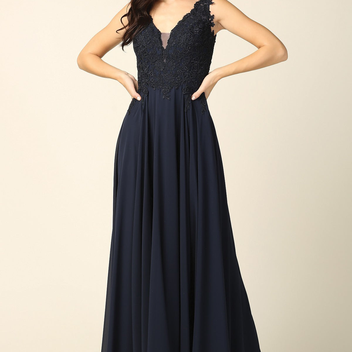 Vestido de gasa sin mangas con apliques monocromos en el corpiño EVA 5201