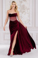 Vestido de fiesta de terciopelo con aberturas y sin tirantes de Amelia Couture 5051