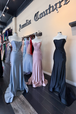 Amelia Couture 7057 - Vestido entallado sin tirantes y con abertura de corsé