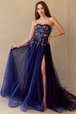 Vestido de corte A con abertura y sin tirantes con apliques de Amelia Couture 4031