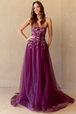 Vestido de corte A con abertura y sin tirantes con apliques de Amelia Couture 4031