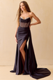 Vestido satinado sin tirantes con abertura y pedrería de Amelia Couture 3099