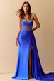 Vestido satinado sin tirantes con abertura y pedrería de Amelia Couture 3099