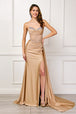 Vestido satinado sin tirantes con abertura y pedrería de Amelia Couture 3099