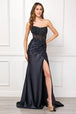Vestido satinado sin tirantes con abertura y apliques de Amelia Couture 9056