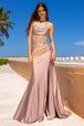 Vestido satinado sin tirantes con abertura y pedrería de Amelia Couture 3099
