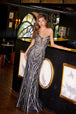 Vestido entallado sin tirantes con pedrería de Juliet JT2525L