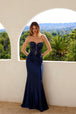 Vestido sin tirantes de satén con pedrería de Juliet JT2530K