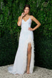Vestido blanco ajustado de lentejuelas y plumas de Nox Anabel R1059