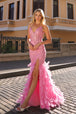 Vestido de novia con aberturas de plumas sin mangas de Nox Anabel C1422