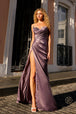 Vestido de satén plisado con abertura en un hombro de Nox Anabel F1381