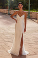 Vestido nupcial con escote en V, pedrería y abertura de Nox Anabel E1535W