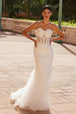 Vestido nupcial sin tirantes con apliques de Nox Anabel JQ1038