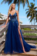 Vestido en línea A con escote en V, apliques y abertura de Nox Anabel G1649