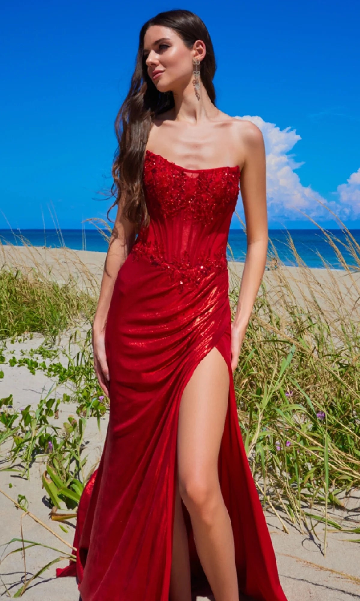 Vestido con abertura y sin tirantes de raso con apliques de Amelia Couture 9055