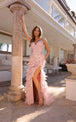Vestido ajustado sin mangas con abertura de plumas de Nox Anabel C1413