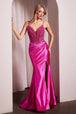 Vestido con abertura y cuello en V con pedrería de Ladivine CC0238