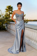 Vestido satinado sin tirantes con pedrería de Ladivine CC467