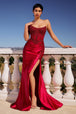 Vestido satinado sin tirantes con abertura y apliques de Ladivine CC475