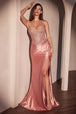 Vestido satinado sin tirantes con abertura y apliques de Ladivine CC475
