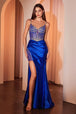 Vestido de satén con pedrería y abertura sin mangas de Ladivine CC8868