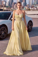 Vestido satinado en línea A sin hombros y con abertura de Ladivine CD297